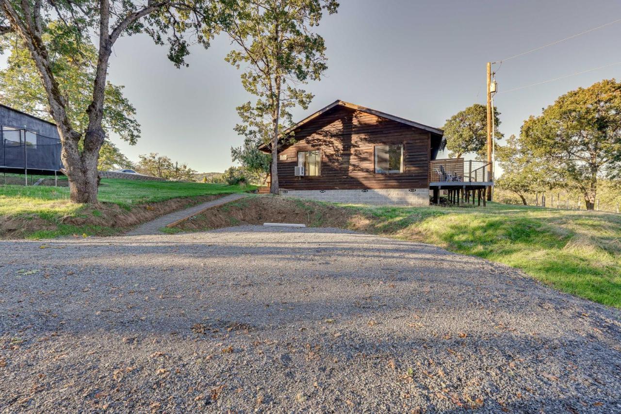 Cozy Central Point Bungalow On Working Winery! Exterior photo