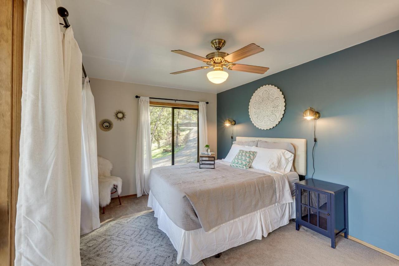Cozy Central Point Bungalow On Working Winery! Exterior photo