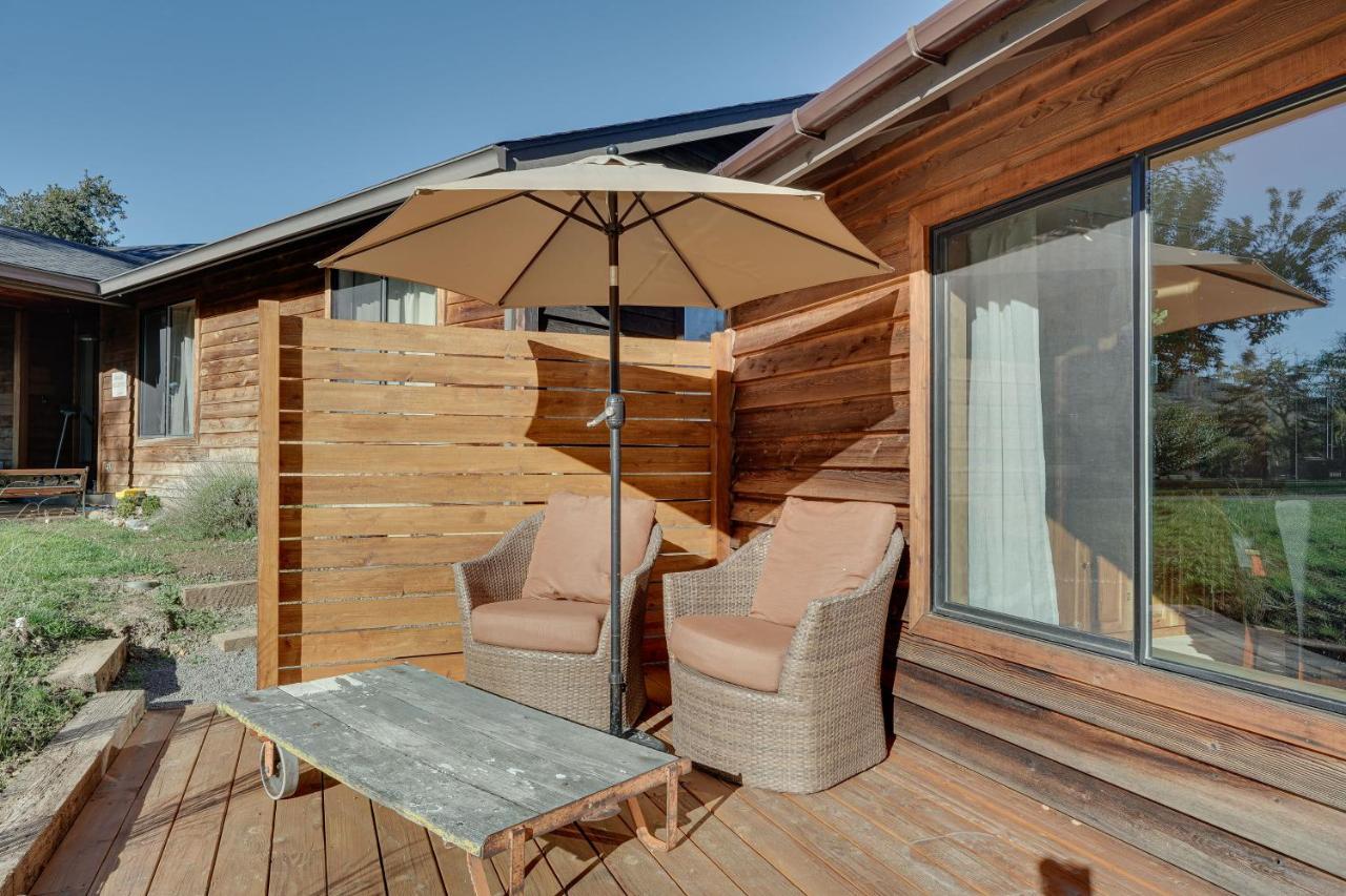 Cozy Central Point Bungalow On Working Winery! Exterior photo